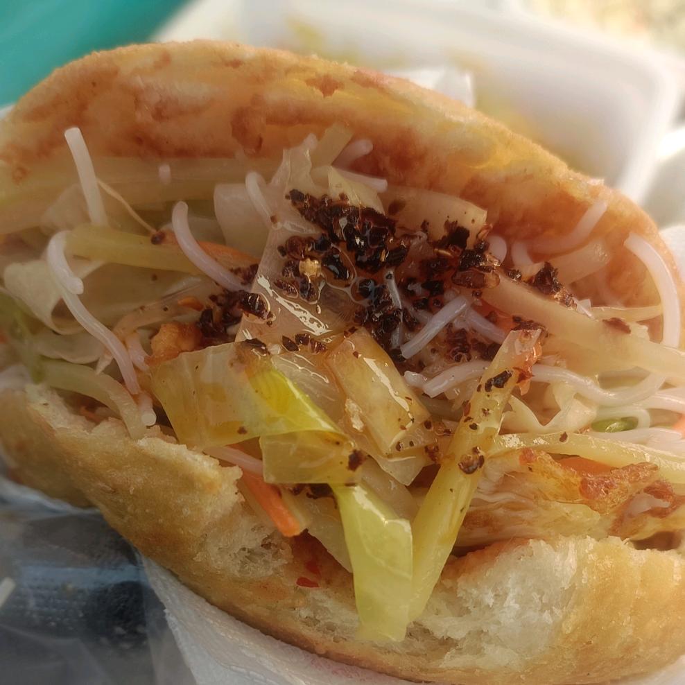 下湾四中道口二凤烧饼夹菜