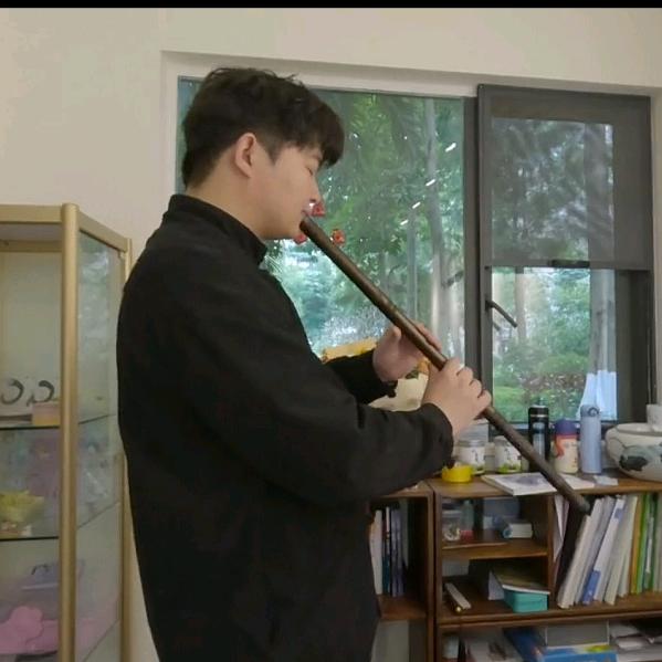 开竹笛班的黄老师