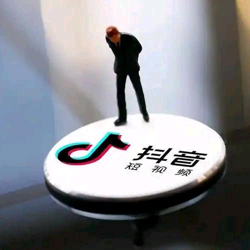 覃飞