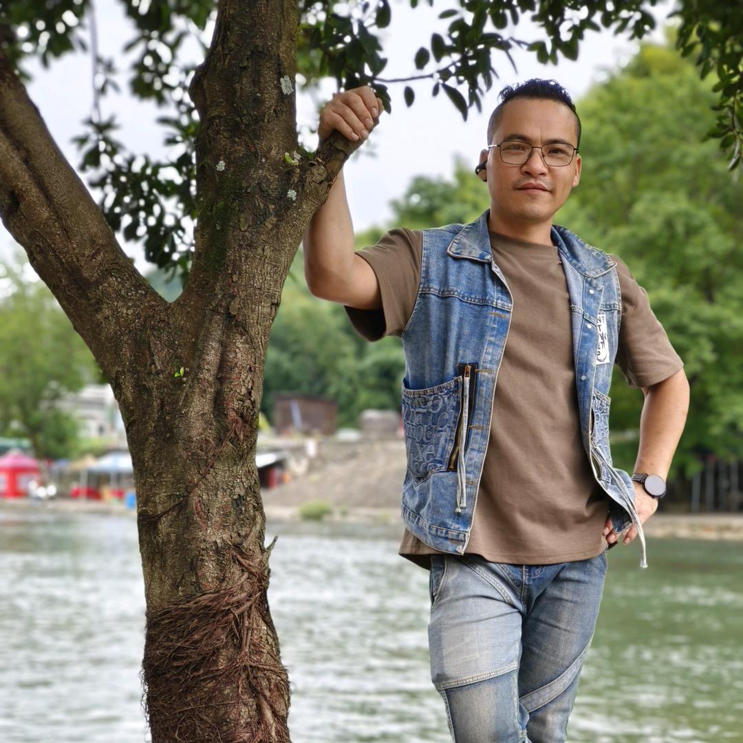 左手指日，右手指月