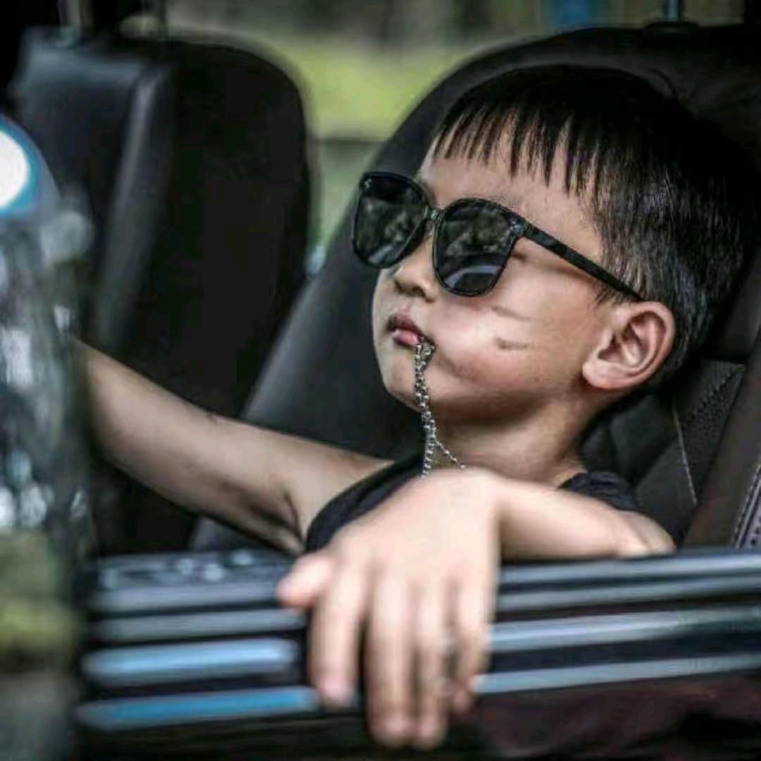 一抹微笑掩悲伤。