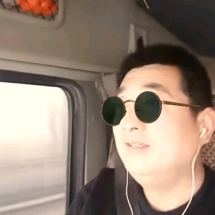 龙 卷 风