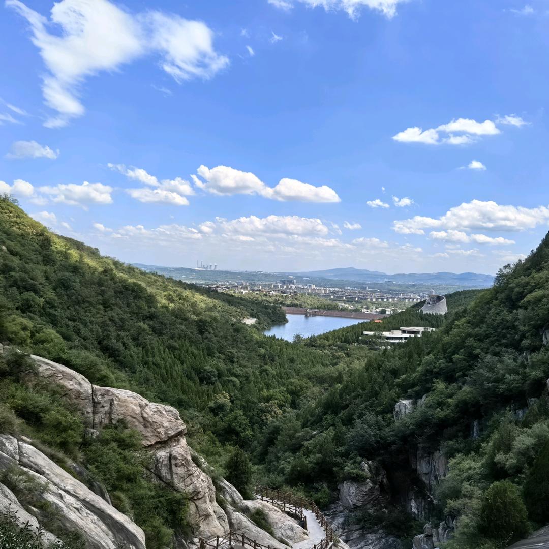 嵩山脚下的跑步者