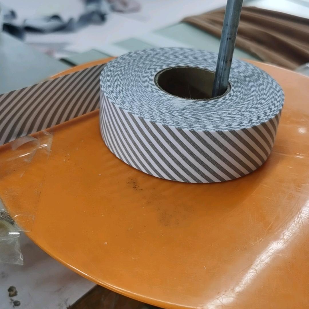 老王割沿条复合衬