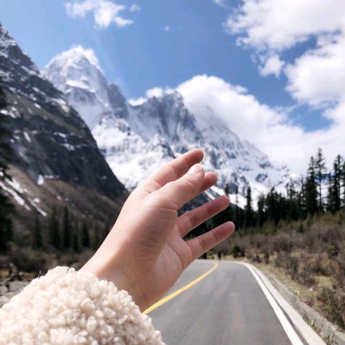 叼着香烟逛学校