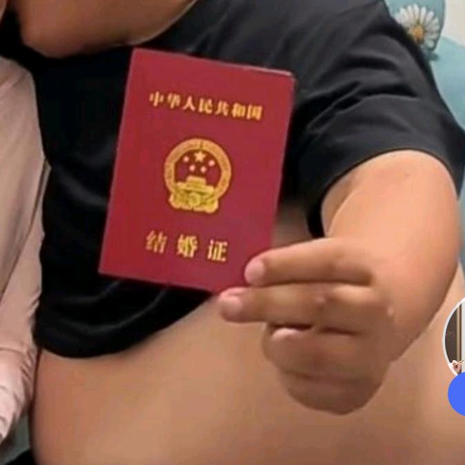 床上的三人