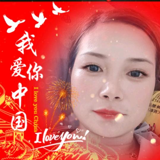 一个开拖拉机的小阿姨