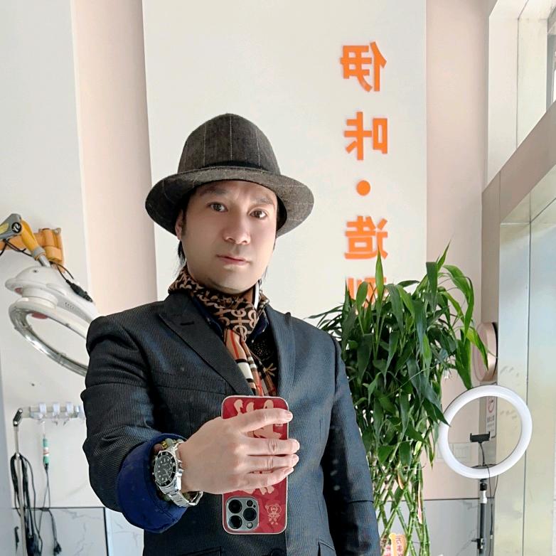黄山伊咔造型-辉哥