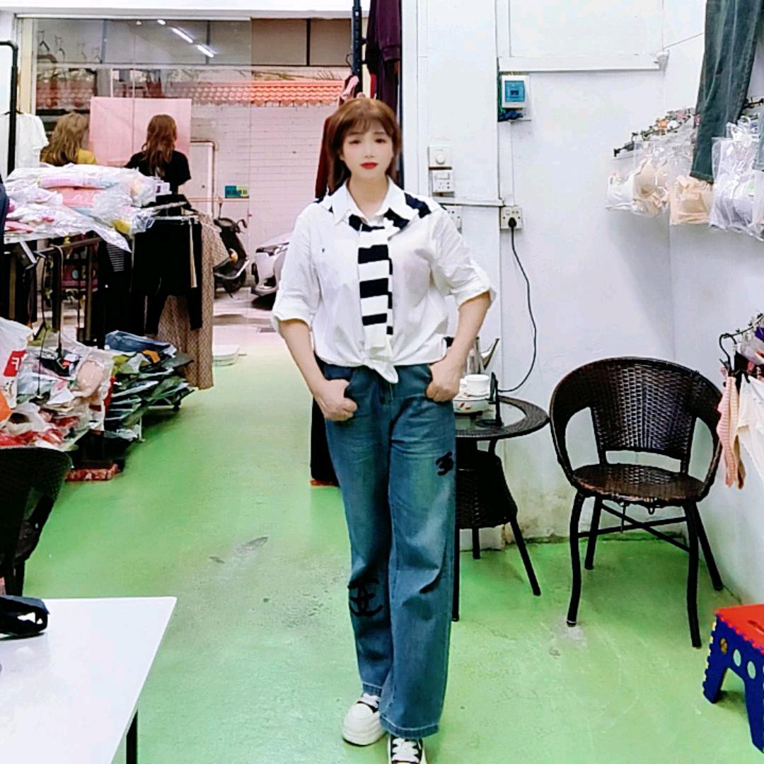 黄英英服饰