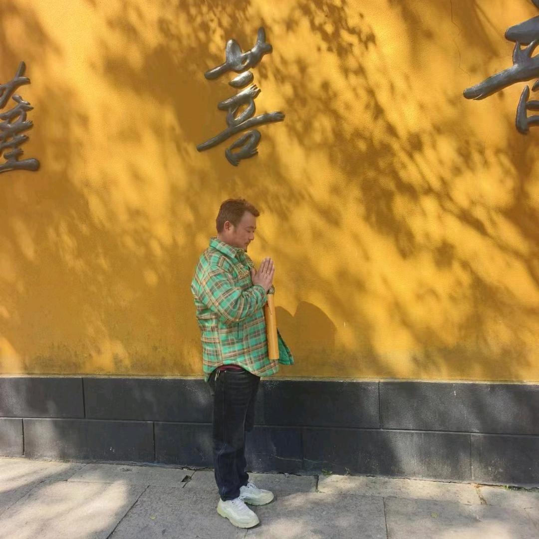 风中立人