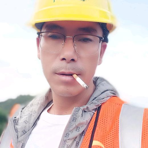 阿宽在广西干苍容高速公路做沥青工程