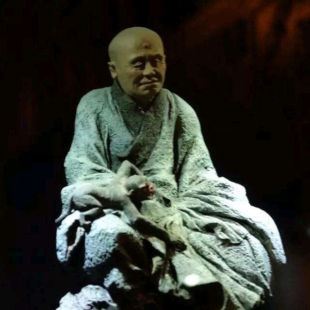 风轻拂面醉人泪，明月入云羞花影。