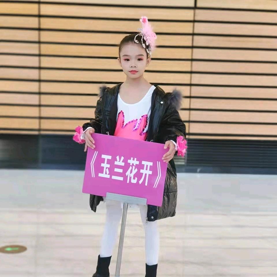古田玲琴在上街