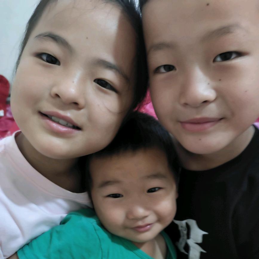 奶奶和三个小宝贝。