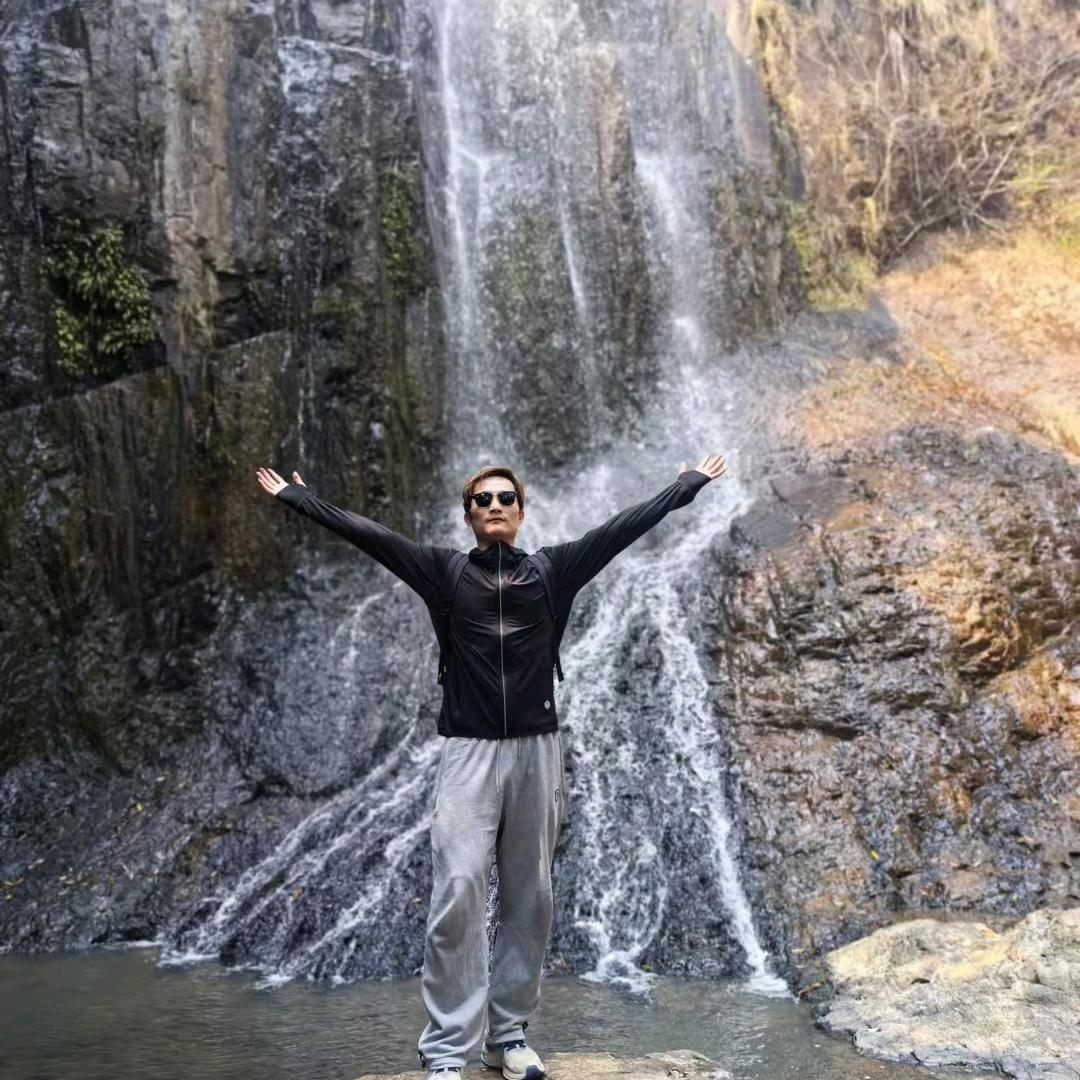 小新和房东面对面