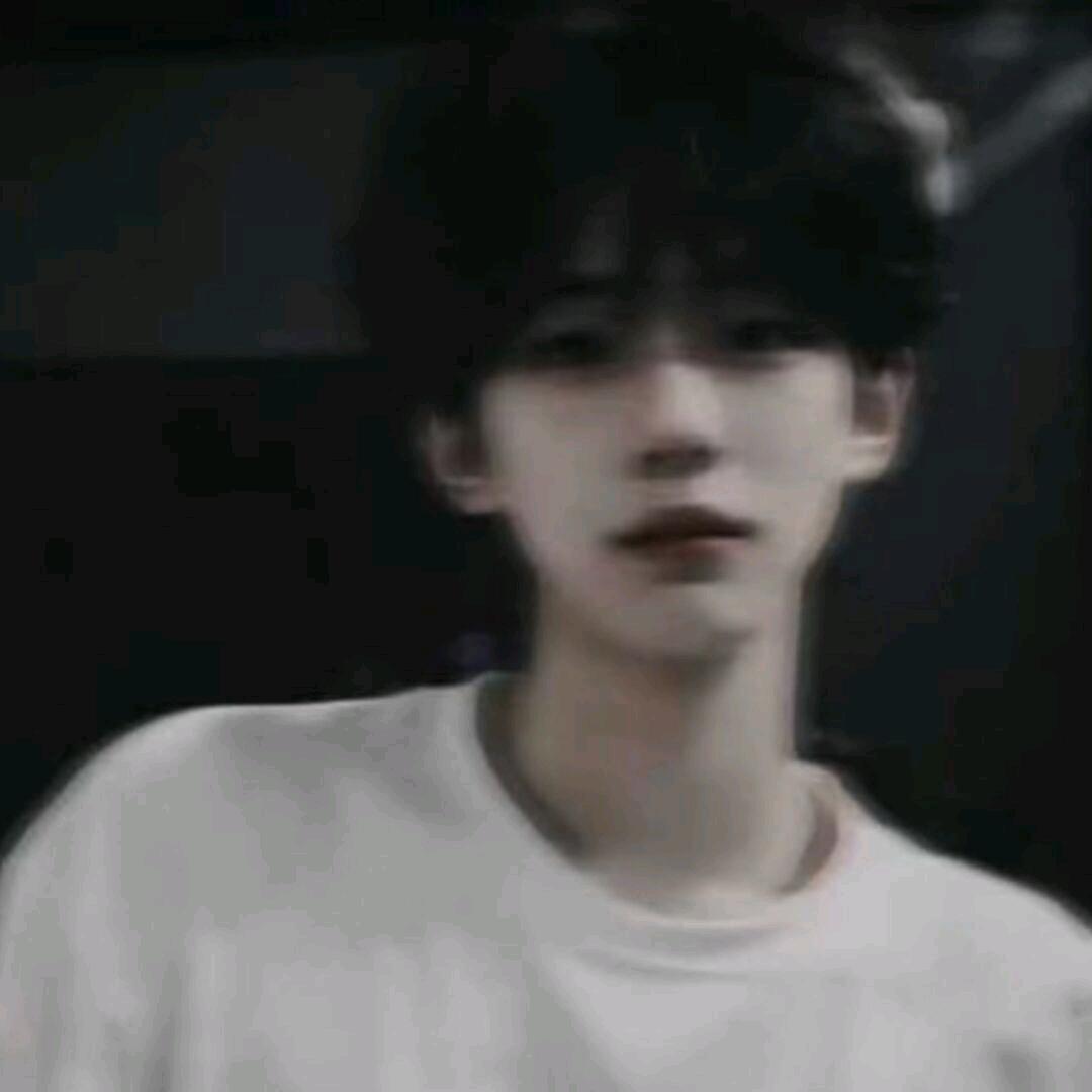 知^