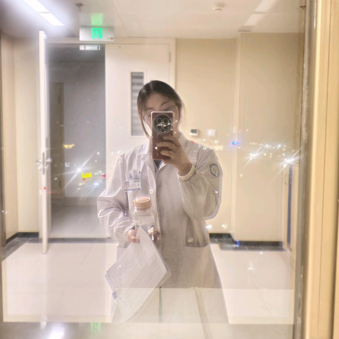 👩🏻‍⚕️