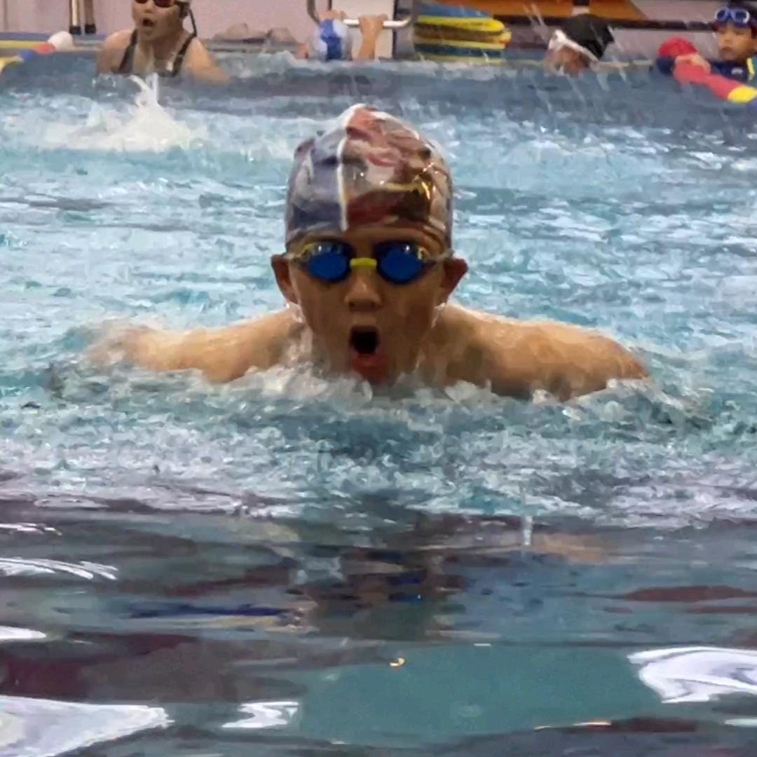 小卢同学爱游泳