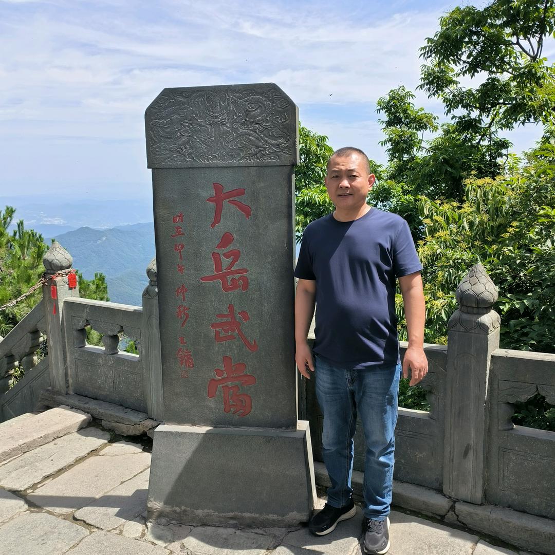 龍 行天下