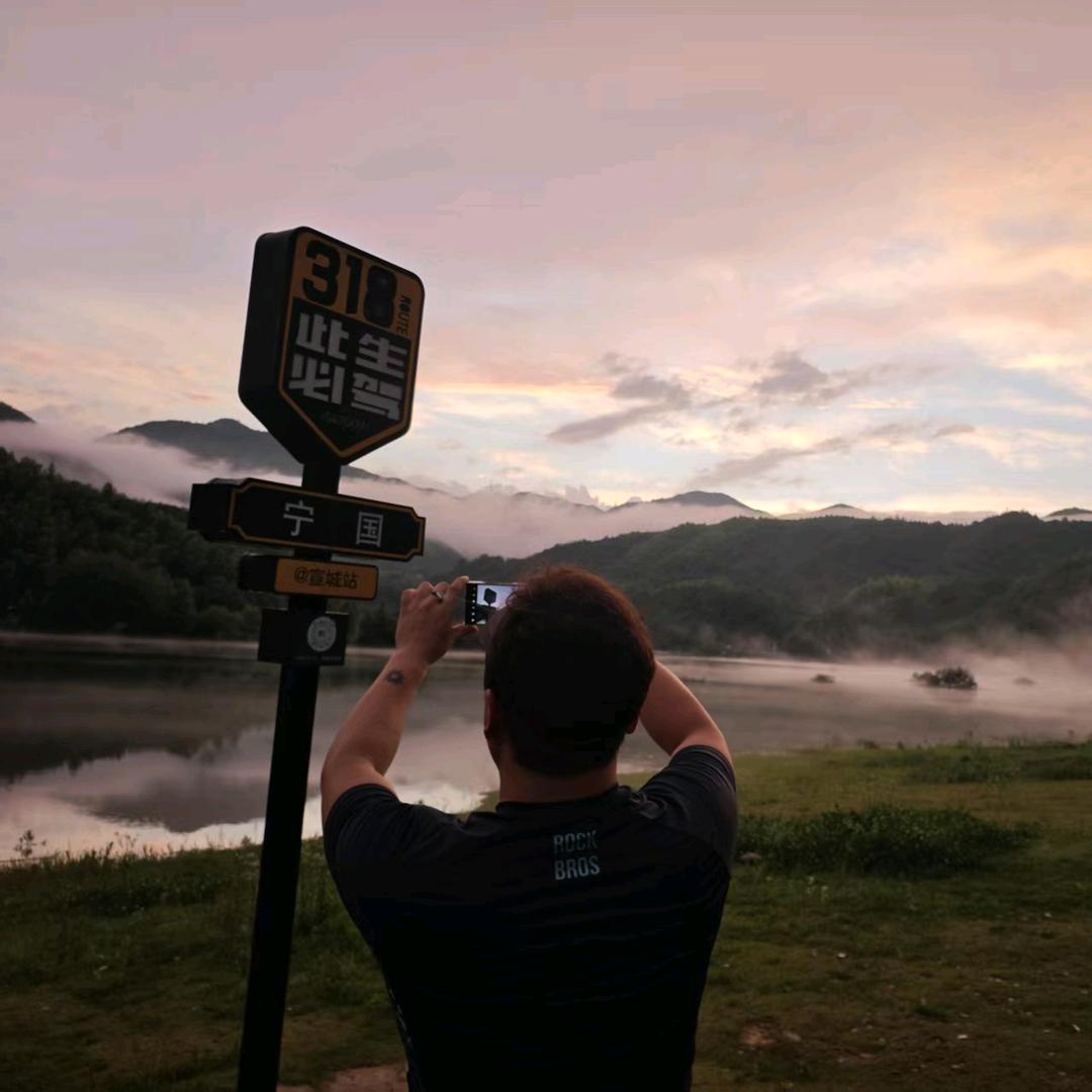 लोकविश्वं हसति