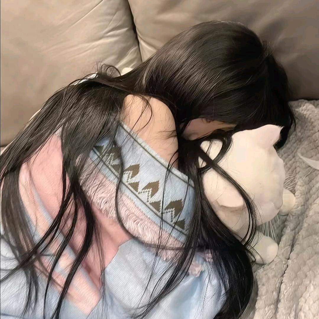 泪水在脸颊滑过、