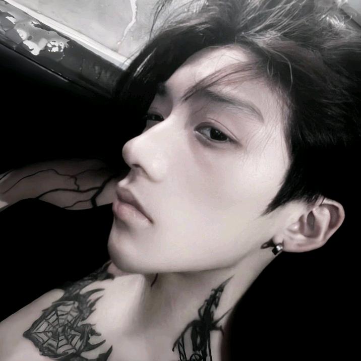 伊