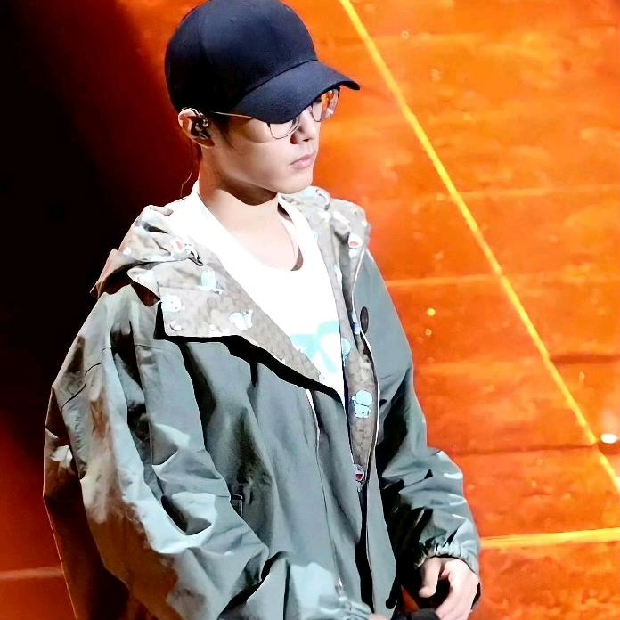 ╰+小何小何，滿目星河メo