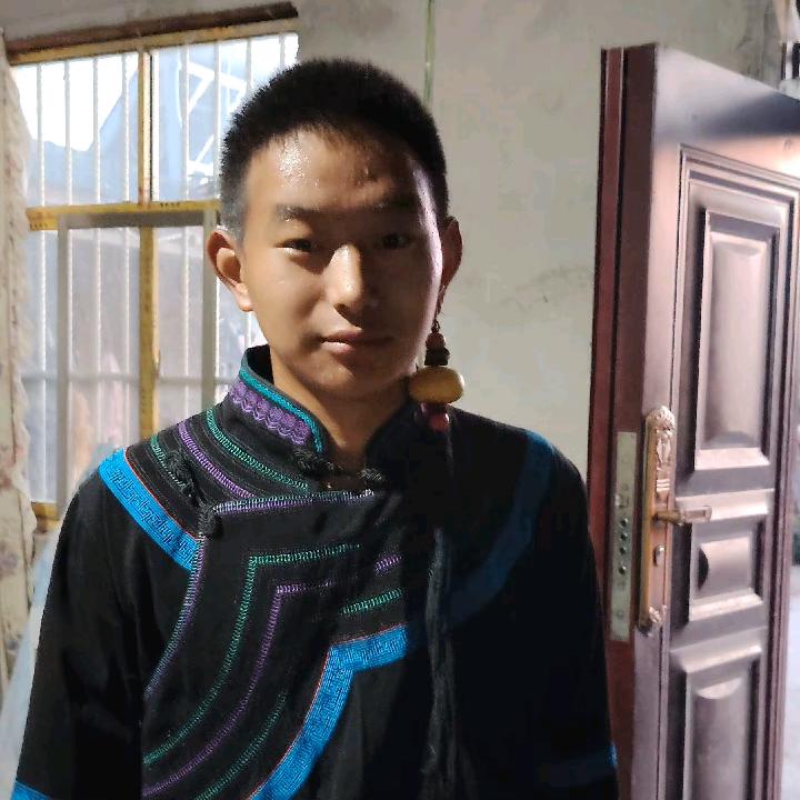 爱与爱研究彝族历史