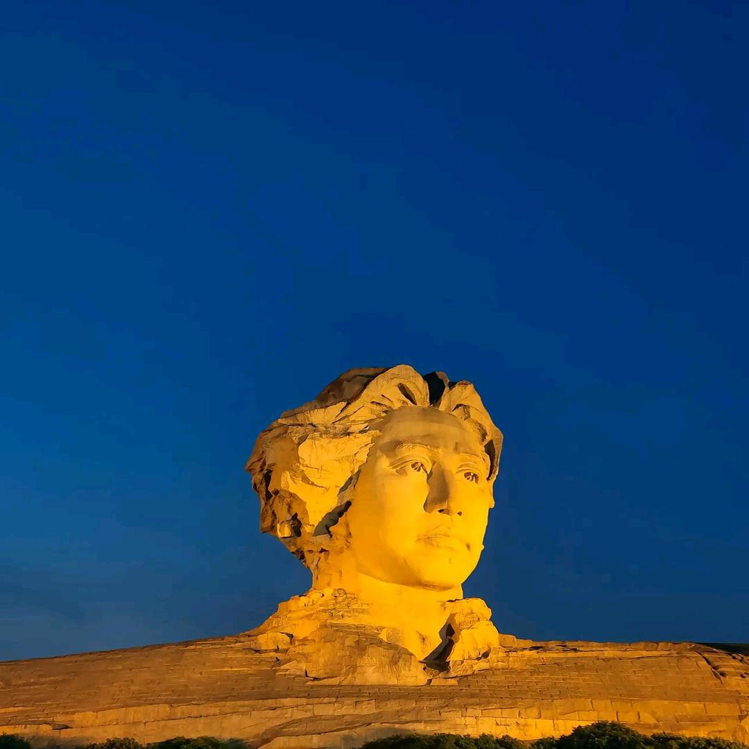 向着太阳微笑的男人