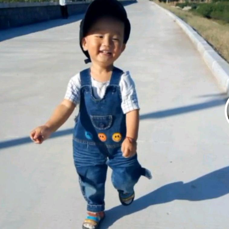 ，默默
