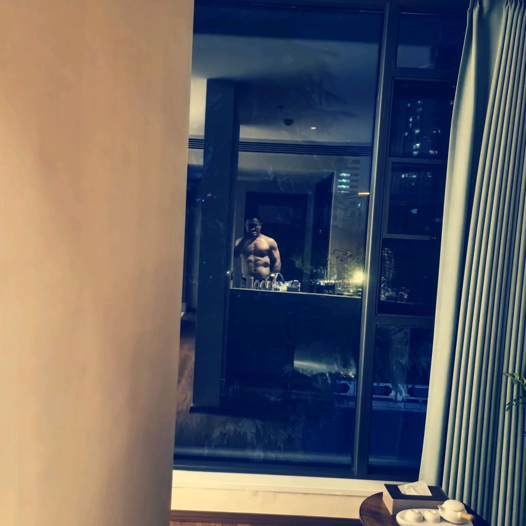 拿锤子的壮汉