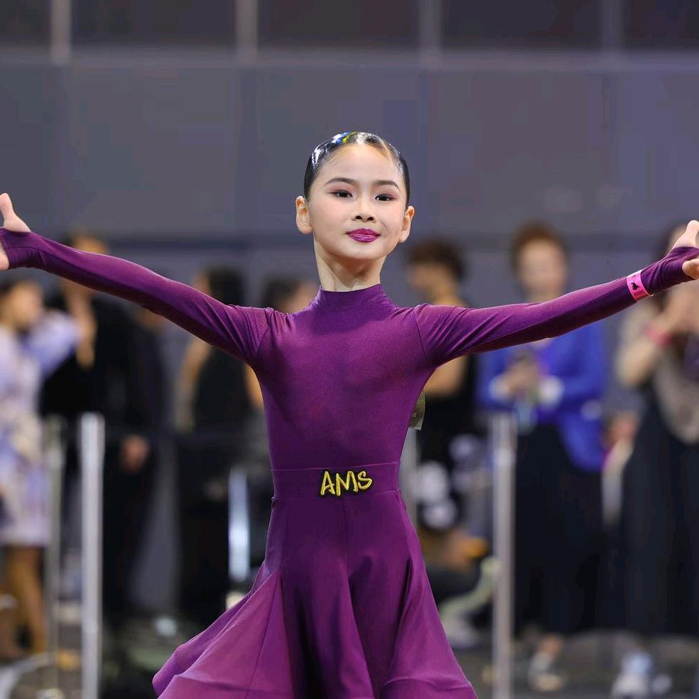 𝐸𝑚𝑖𝑙𝑦·吴紫绮⋆