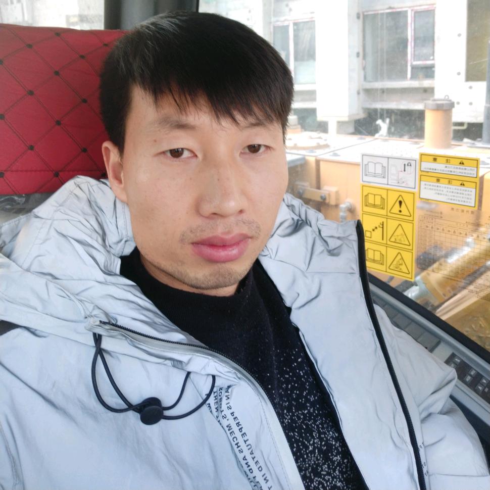 秦汉开挖机的小哥哥