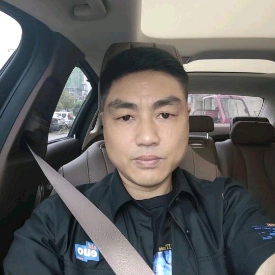 王  君