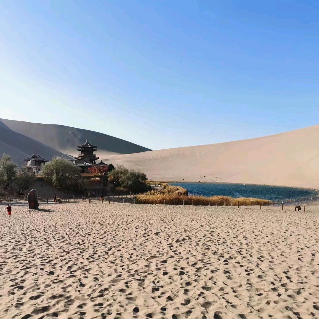 罗久公路月亮湾机车驿站