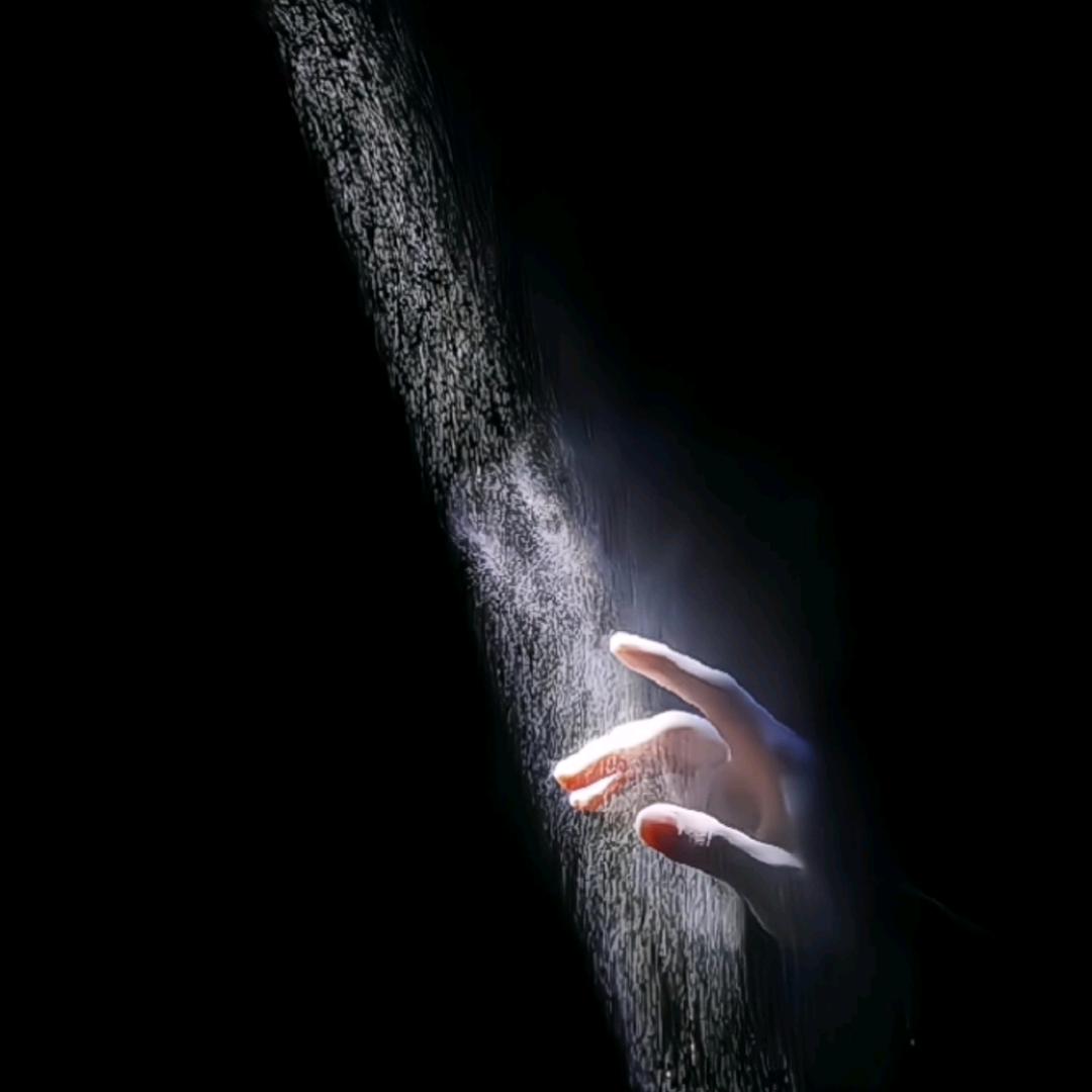 我见青山多妩媚