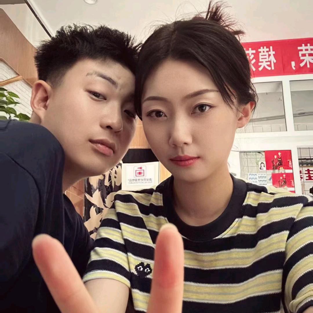 头像是我哥和他女朋友（目前叫姐姐）