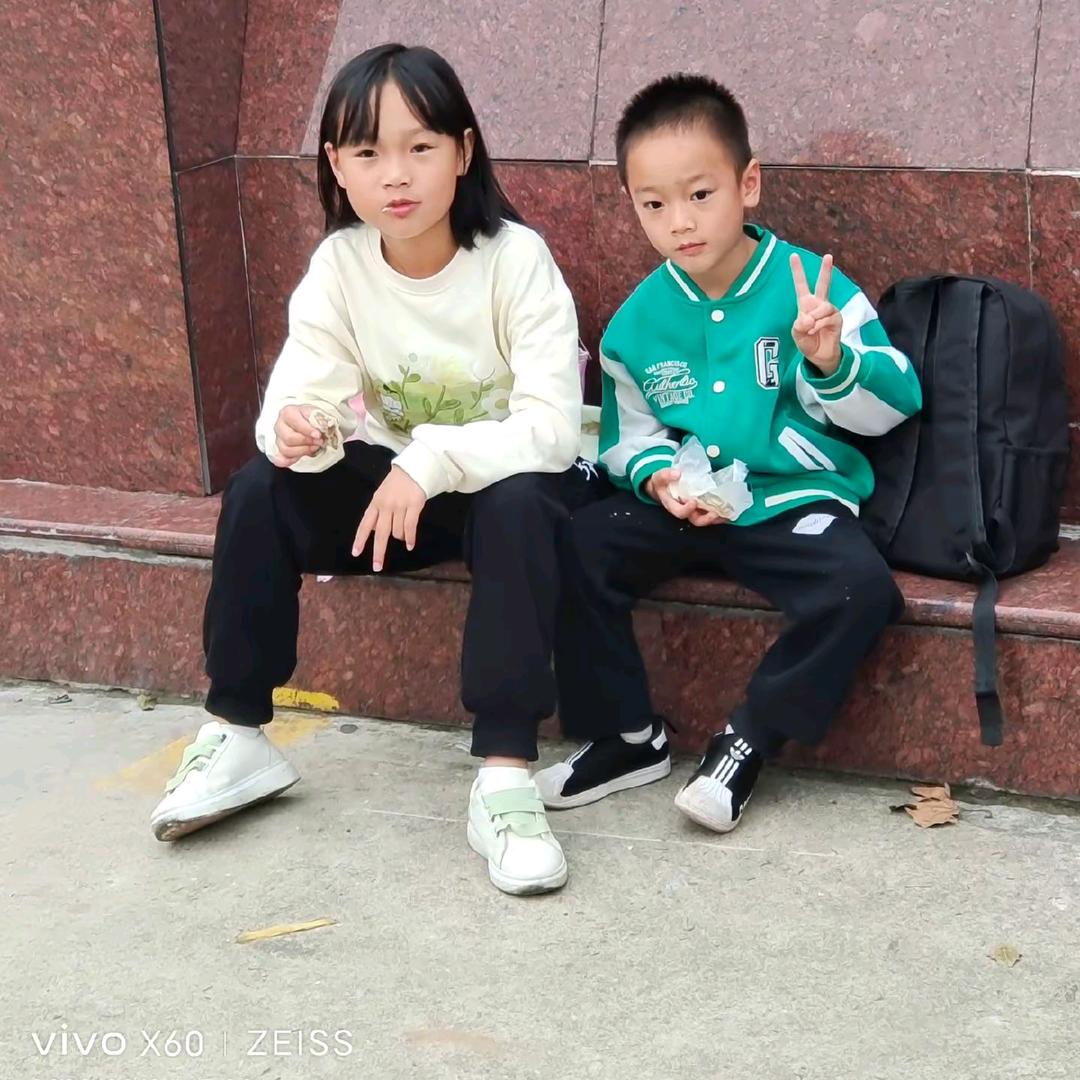蹲厕所逗蛆玩