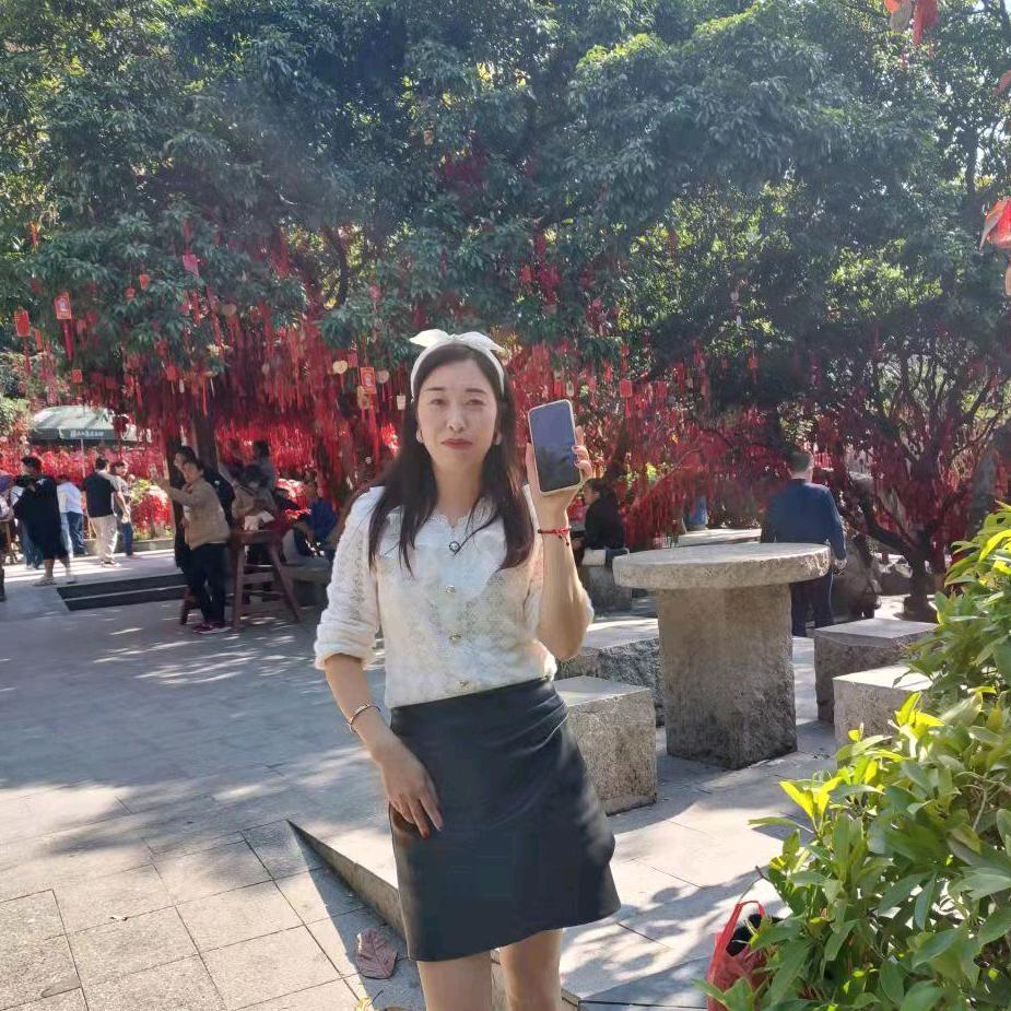 小英姐。