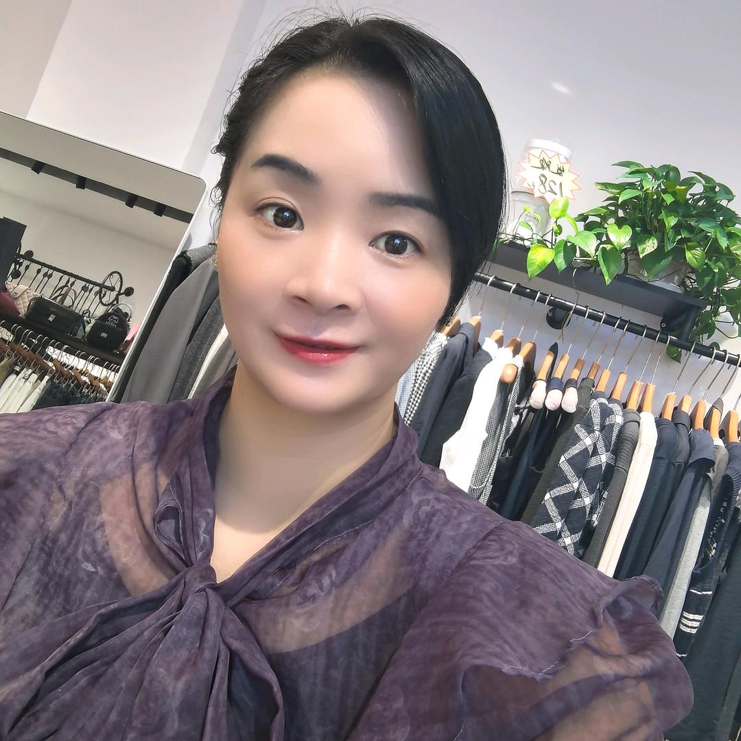 岑溪依炫女装