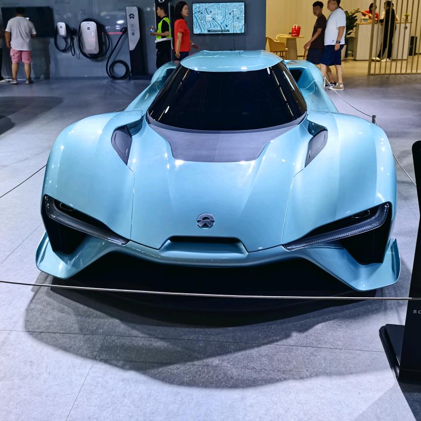 穿西装打领带骑个踏板送外卖