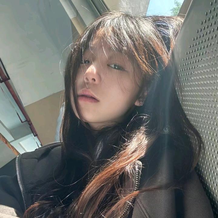 欣.