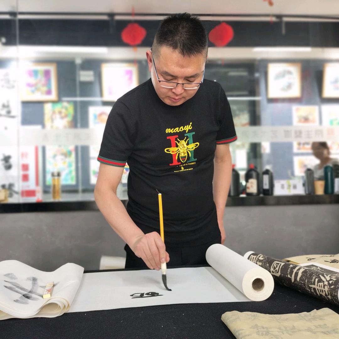 马伟(西域库尔勒梨城墨龙轩书法工作室)