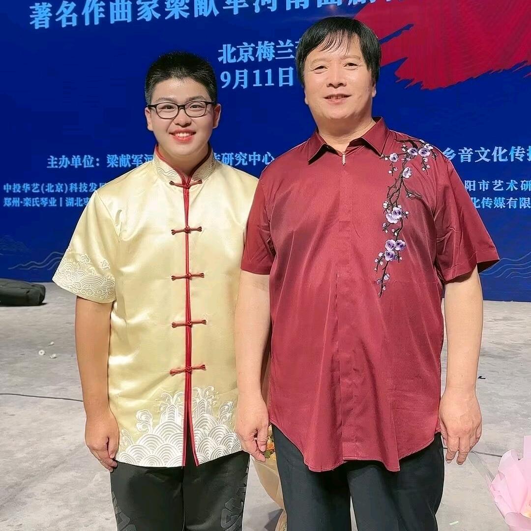 曲胡小男孩
