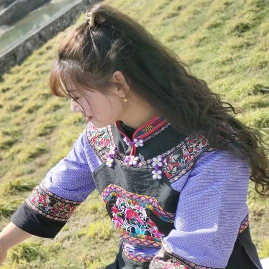 布依族女孩