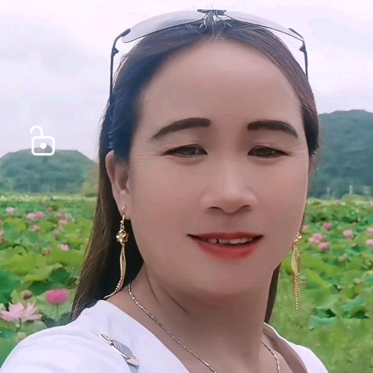 这个小妹妹很漂亮。