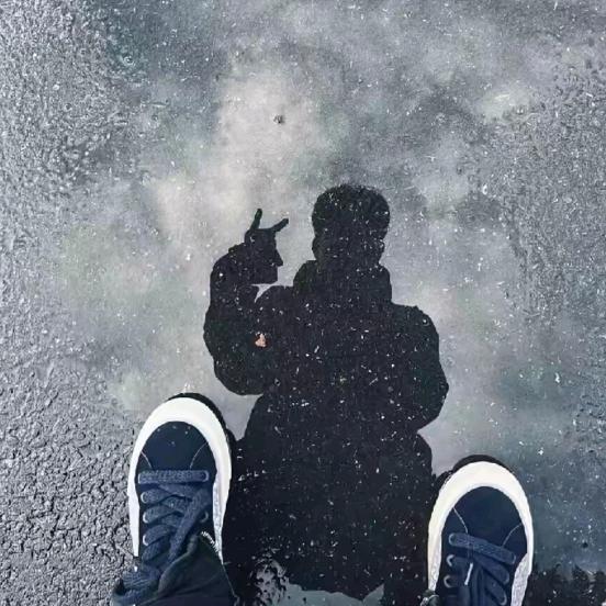 撩头发不经意间露出腋毛