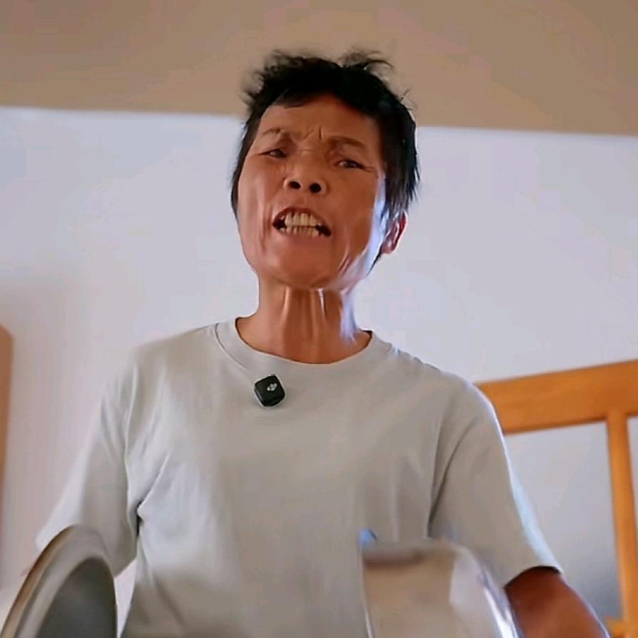广西母女爱嬉戏