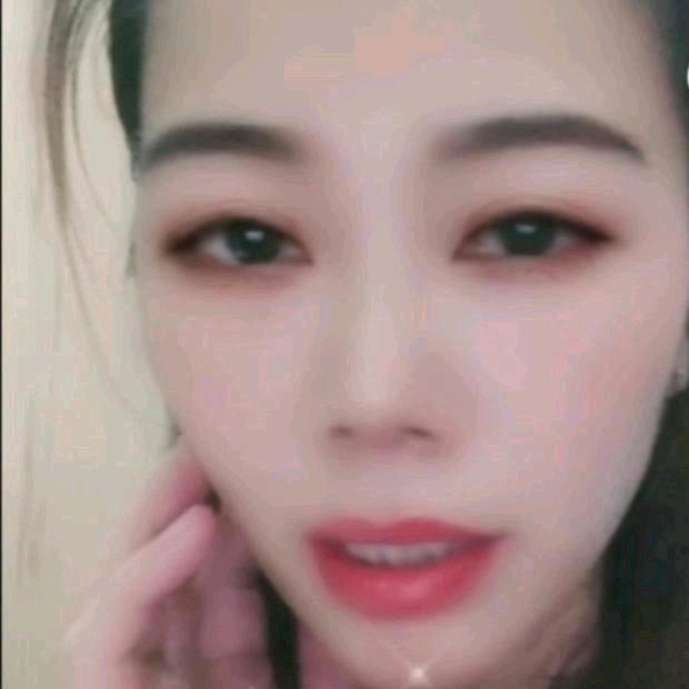 依💞然