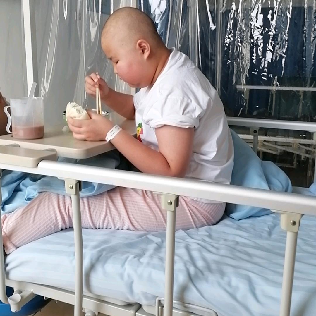 李贯亚（陪女儿抗白）